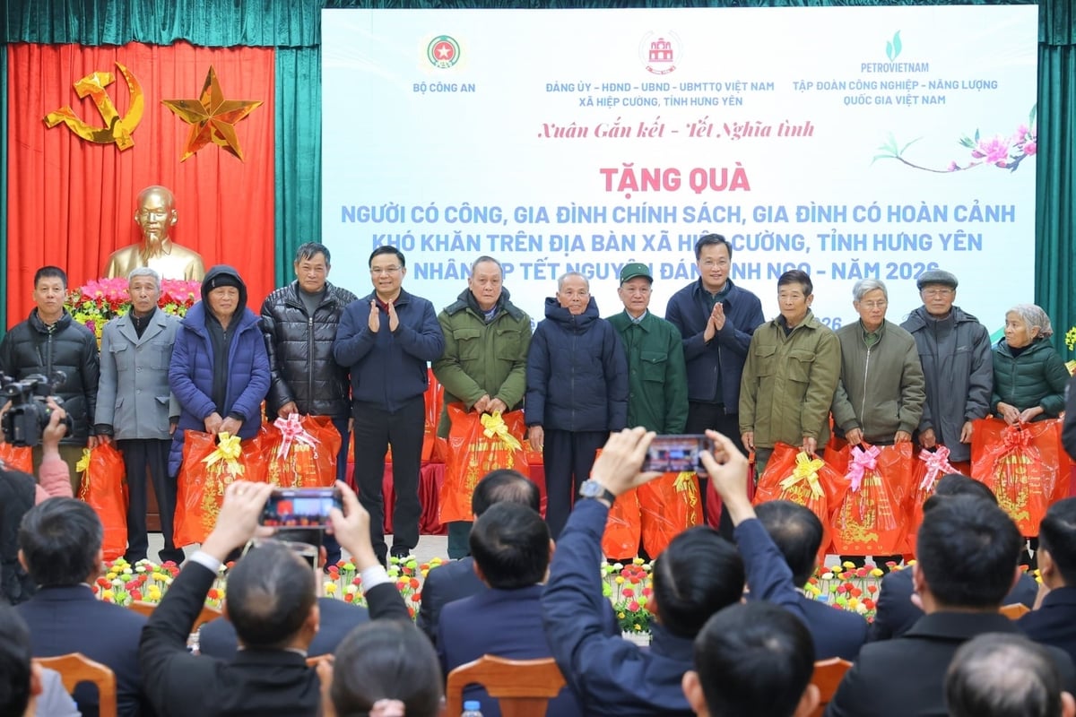 Ban lãnh đạo Petrovietnam trao quà Tết cho người có công, đại diện gia đình chính sách, gia đình có hoàn cảnh khó khăn. Ảnh: Petrovietnam.