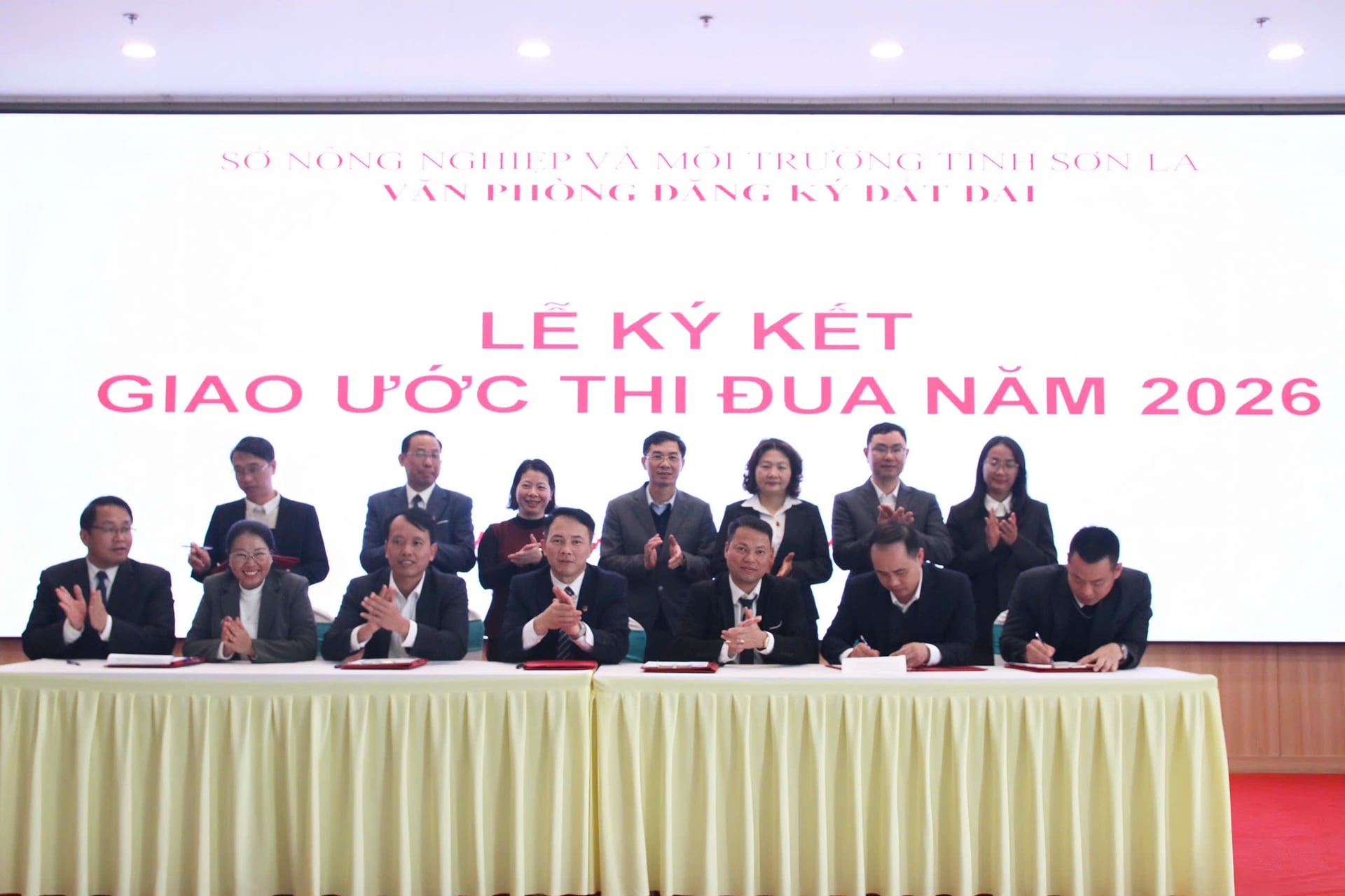 Giám đốc Chi nhánh Văn phòng Đăng ký đất đai các khu vực ký kết giao ước thi đua năm 2026 với Giám đốc Văn phòng Đăng ký đất đai tỉnh. Ảnh: Nguyễn Nga.