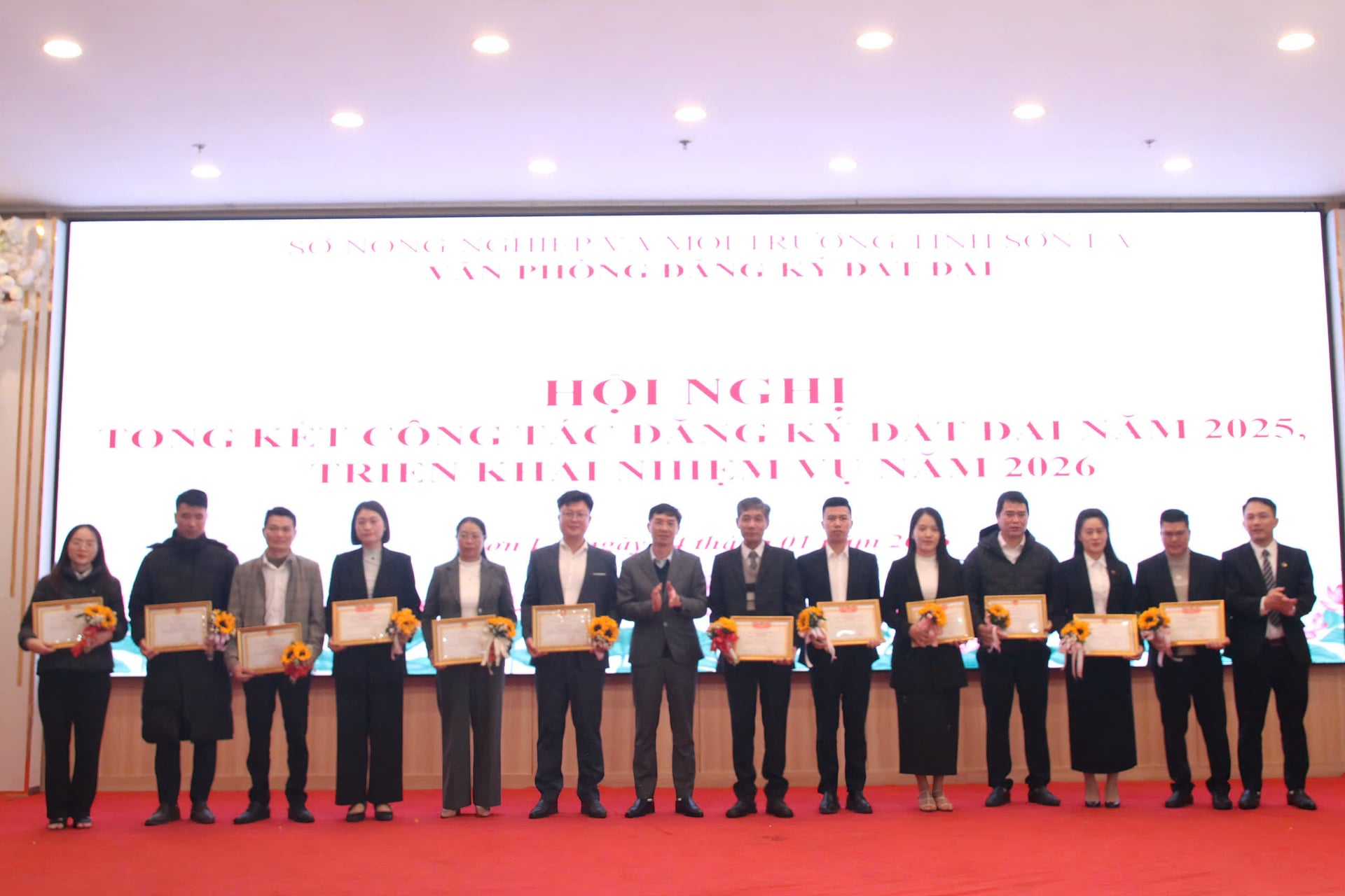 Lãnh đạo Sở Nông nghiệp và Môi trường, Văn phòng Đăng ký đất đai tỉnh Sơn La trao Giấy khen cho các tập thể, cá nhân có thành tích trong công tác năm 2025. Ảnh: Nguyễn Nga.