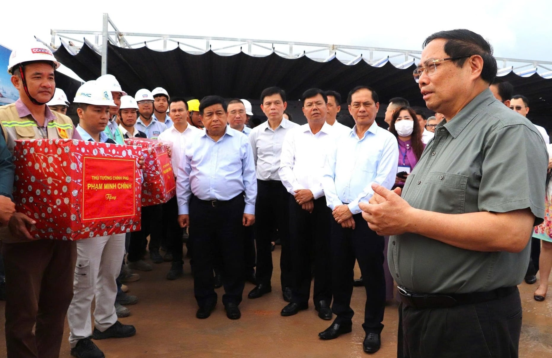 Thủ tướng Phạm Minh Chính yêu cầu triển khai với tinh thần khẩn trương, quyết liệt, song phải bảo đảm chất lượng, kỹ thuật, mỹ thuật, đối với các công trình hạ tầng phục vụ Hội nghị APEC 2027 tại Đặc khu Phú Quốc. Ảnh: Phương Vũ.