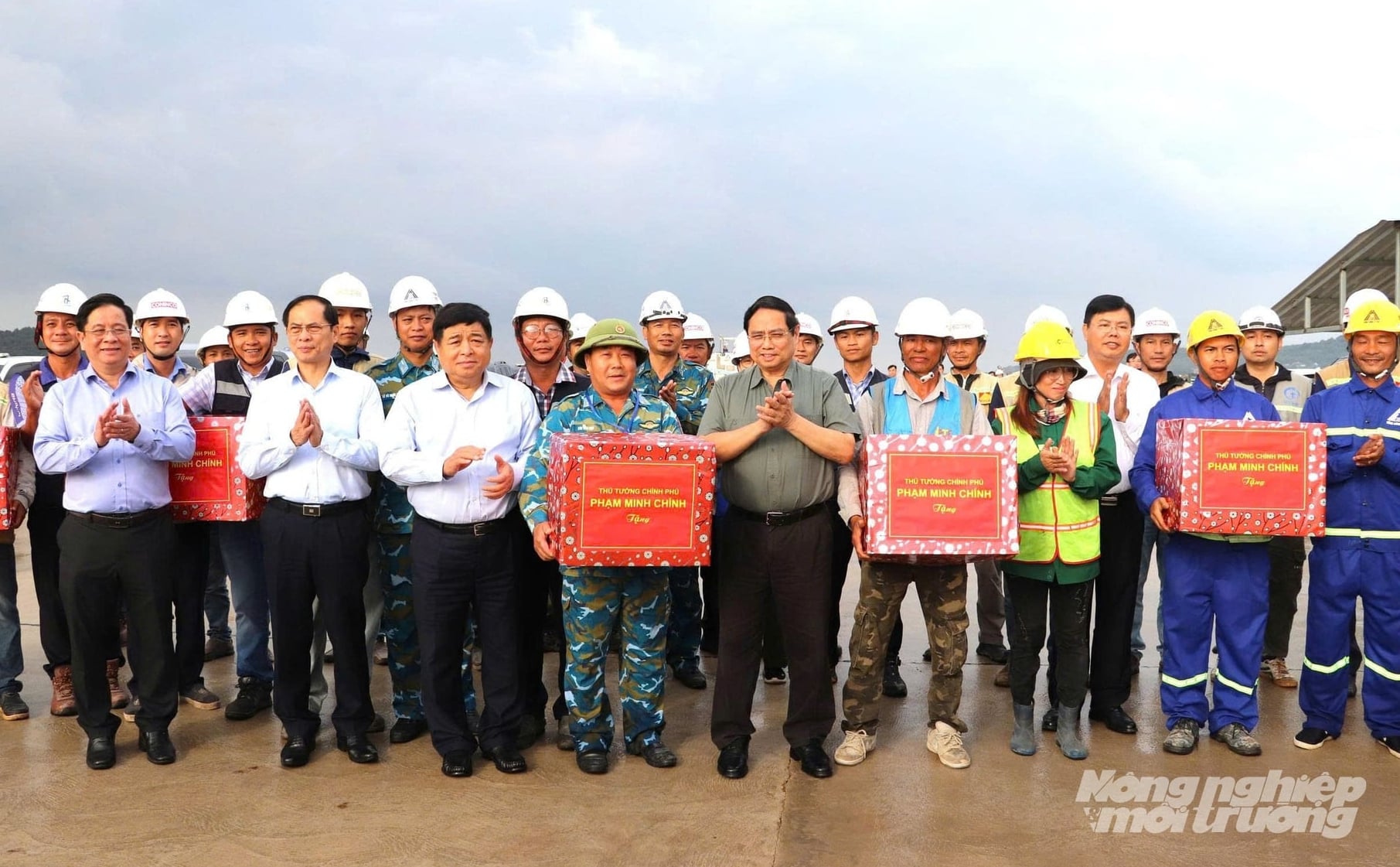 Thủ tướng Chính phủ Phạm Minh Chính cùng đoàn công tác tặng quà động viên các kỹ sư, công nhân đang xây dựng các công trình hạ tầng phục vụ Hội nghị APEC 2027 tại Đặc khu Phú Quốc. Ảnh: Phương Vũ.