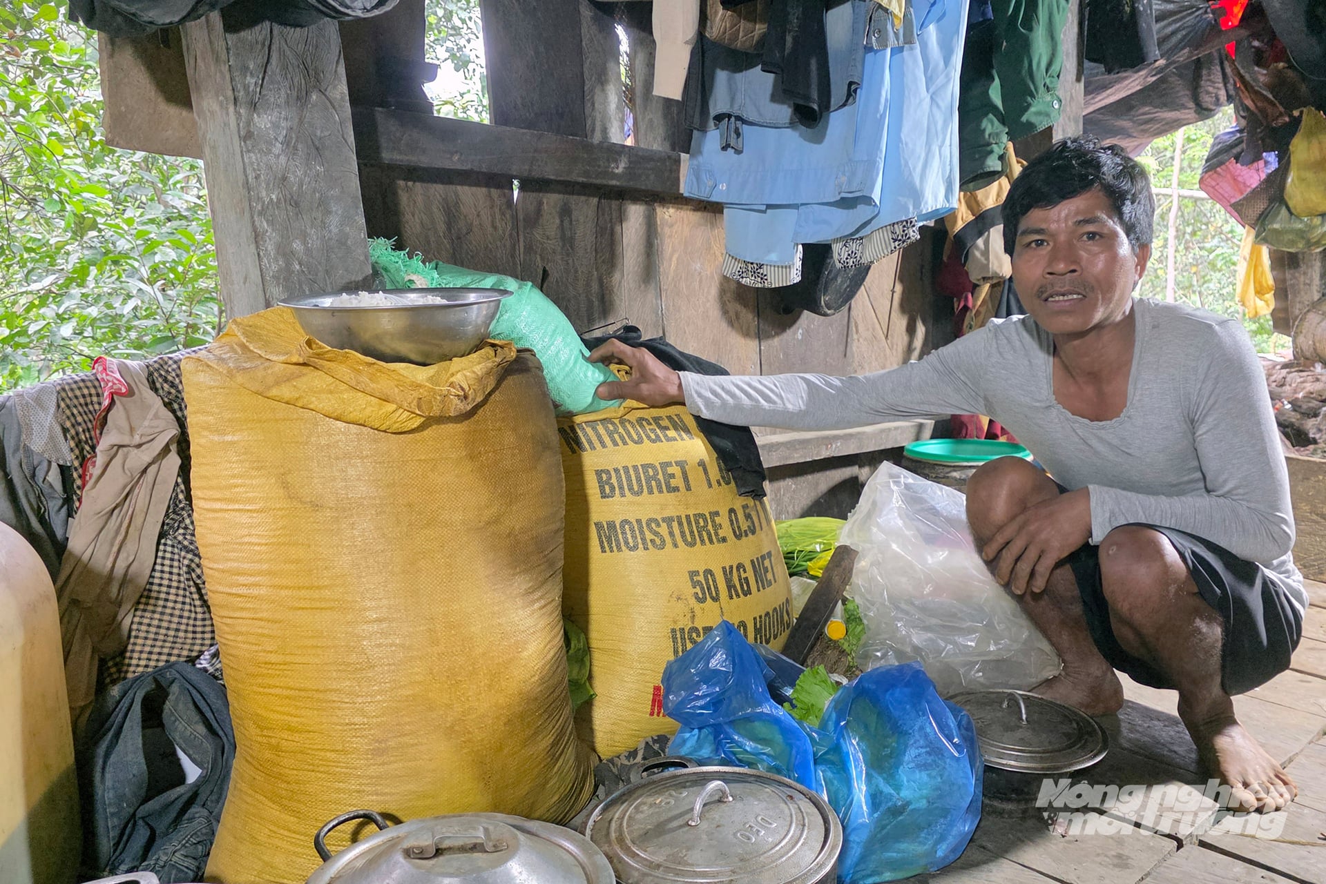 Túng bấn làm liều, Hồ A Vân và vợ vẫn ra bờ sông Đakrông đào đãi vàng. Ảnh: Võ Dũng.
