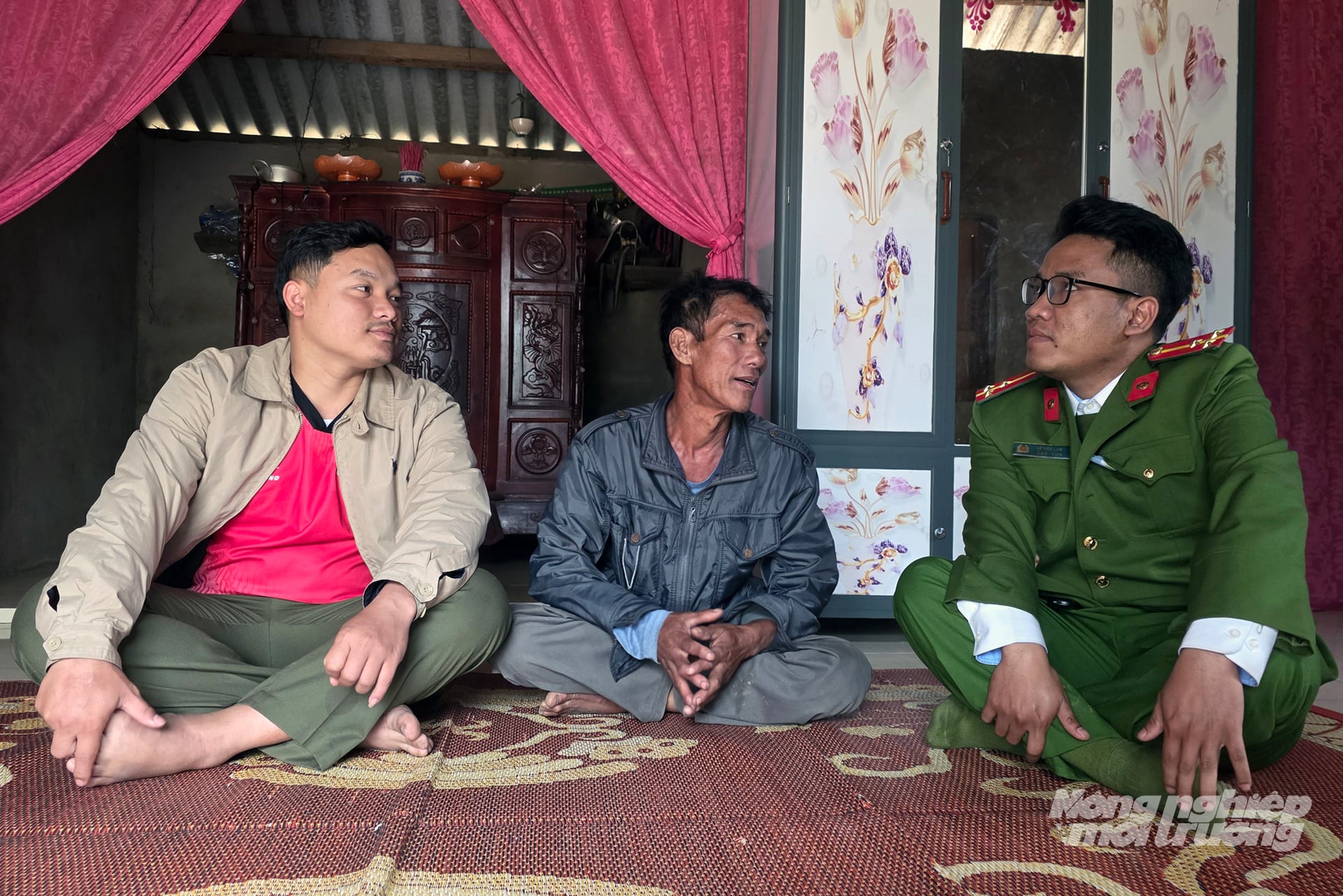 Lực lượng chức năng xã La Lay tích cực tuyên truyền tới người dân địa phương nhưng lấy gì đảm bảo khai thác vàng trái phép sẽ được ngăn chặn triệt để. Ảnh: Võ Dũng.