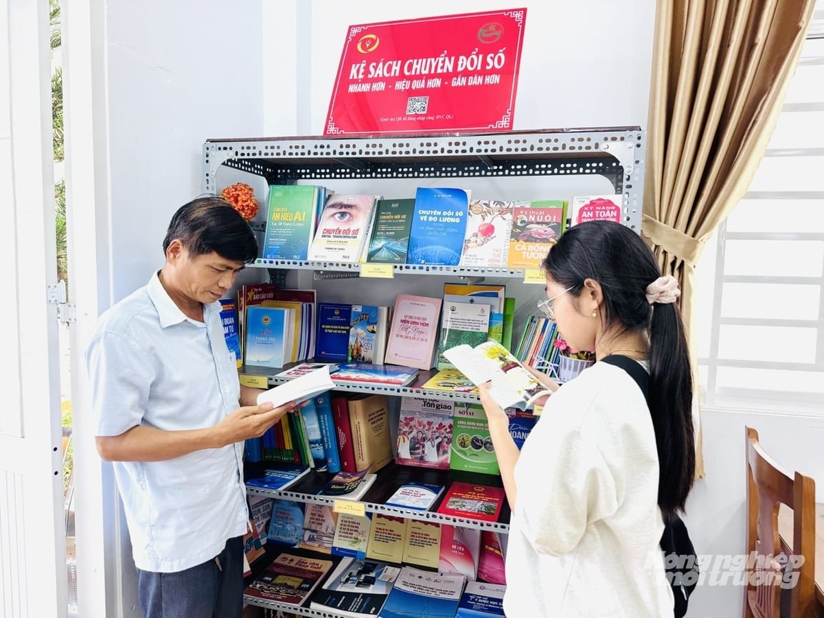 Kệ sách chuyển đổi số được bố trí ngay trong phòng chờ Trung tâm Phục vụ hành chính công xã Thạnh Hòa, với nhiều đầu sách về công nghệ, pháp luật, kỹ năng số và đời sống, thu hút người dân đọc trong lúc chờ làm thủ tục. Ảnh: Lê Hoàng Vũ.