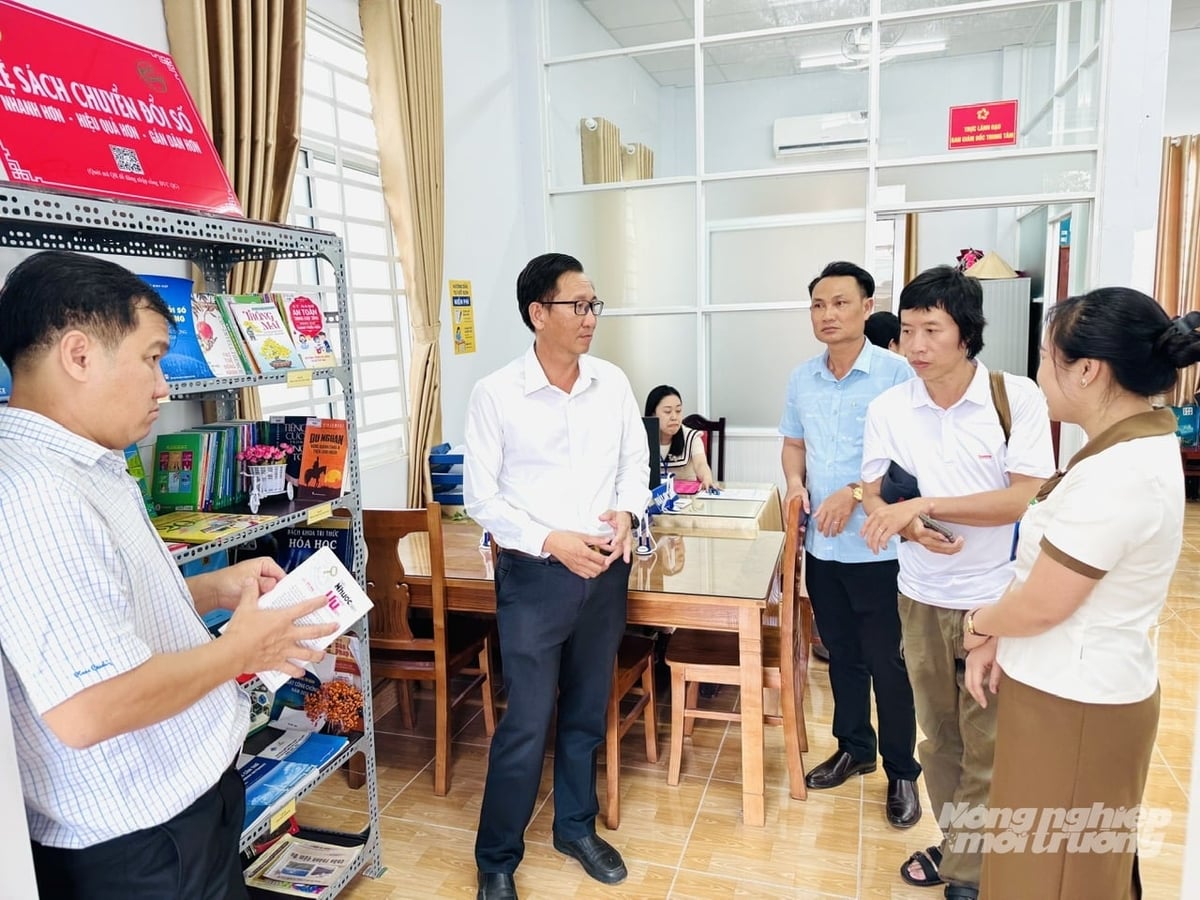 Lãnh đạo địa phương và cán bộ chuyên môn trao đổi, giới thiệu mô hình kệ sách chuyển đổi số tại Trung tâm Phục vụ hành chính công xã Thạnh Hòa, hướng đến xây dựng không gian hành chính thân thiện, gần dân. Ảnh: Lê Hoàng Vũ.