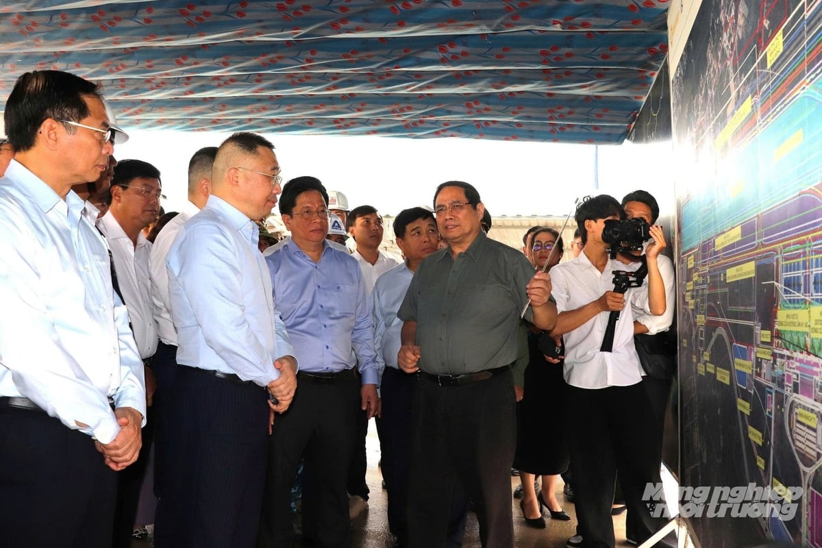 Thủ tướng Chính phủ Phạm Minh Chính cùng đoàn công tác kiểm tra tiến độ thi công các công trình hạ tầng phục vụ Hội nghị APEC 2027 tại Đặc khu Phú Quốc. Ảnh: Phương Vũ.