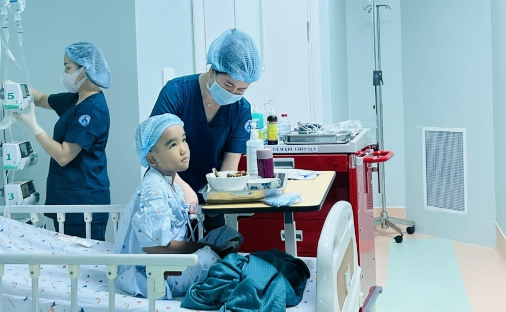 Bệnh nhi người H’Mông bị mắc bệnh lý suy tủy vô căn mức độ nặng. Ảnh: Bệnh viện cung cấp.