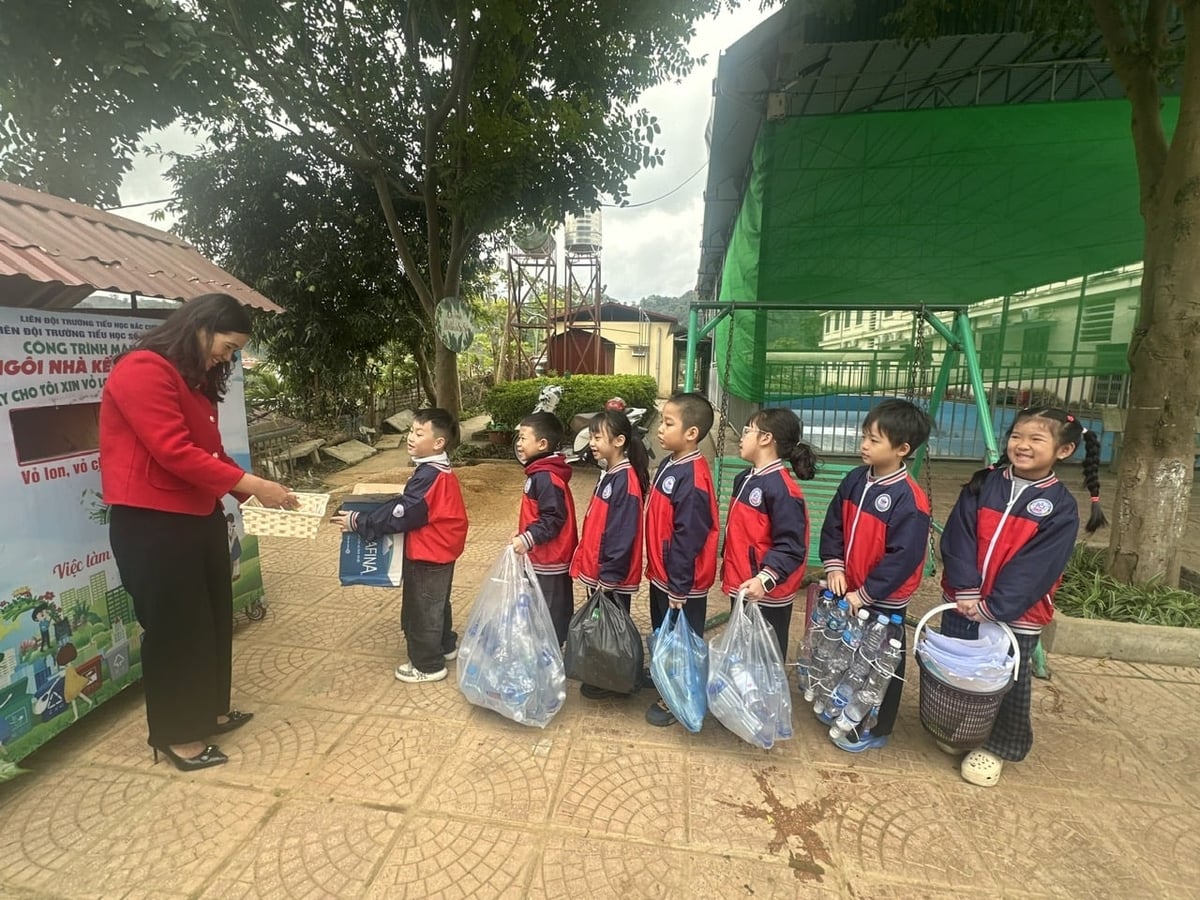 Niềm vui khi đổi rác thải nhựa lấy quà của các em học sinh khối 1 Trường Tiểu học Bắc Cường 1. Ảnh: Bích Hợp.