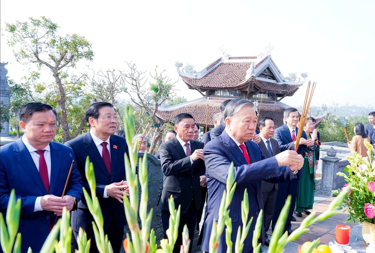 Tổng Bí thư Tô Lâm dâng hương tại đền Chung Sơn. Ảnh: Phạm Bằng.