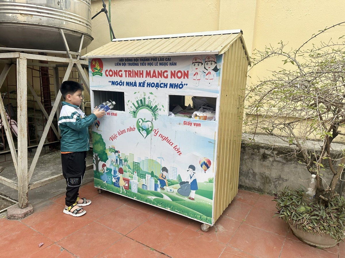 Học sinh trường Trường Tiểu học Lê Ngọc Hân phân loại rác thải nhựa. Ảnh: Bích Hợp.
