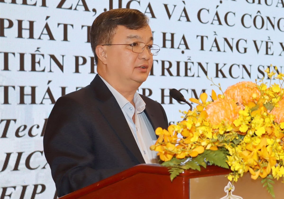 Ông Bùi Minh Trí - Trưởng ban HEPZA chia sẻ những thông tin về định hướng phát triển khu công nghiệp sinh thái trên địa bàn thành phố. Ảnh: Tường Tú.