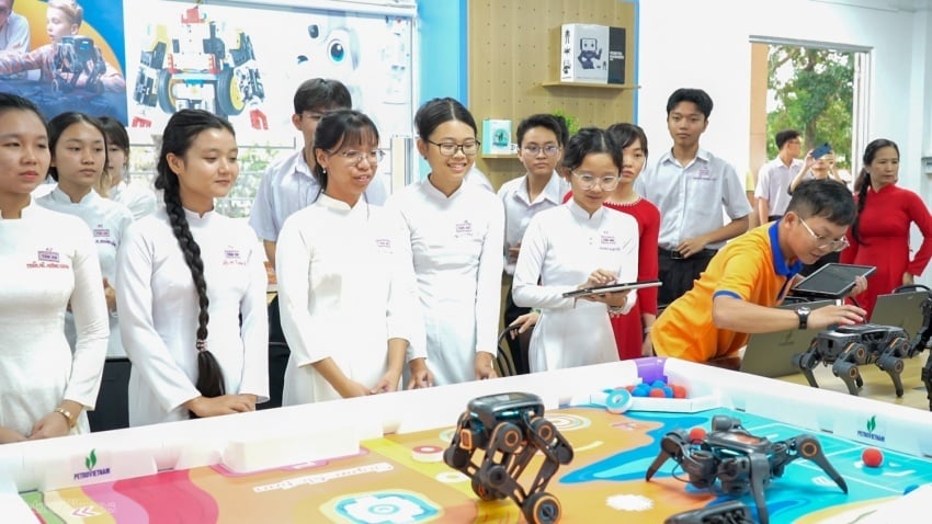 Học sinh Trường THPT Tân An (Tây Ninh) trải nghiệm mô hình robot tại phòng STEM vừa khánh thành. Ảnh: Petrovietnam.