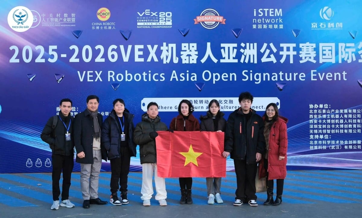 Sau khi được Petrovietnam tặng phòng Lab, đội tuyển Trường THCS Cầu Giấy đã đạt kết quả xuất sắc trong giải Vô địch VEX Robotics châu Á mở rộng 2025. Ảnh: Petrovietnam.