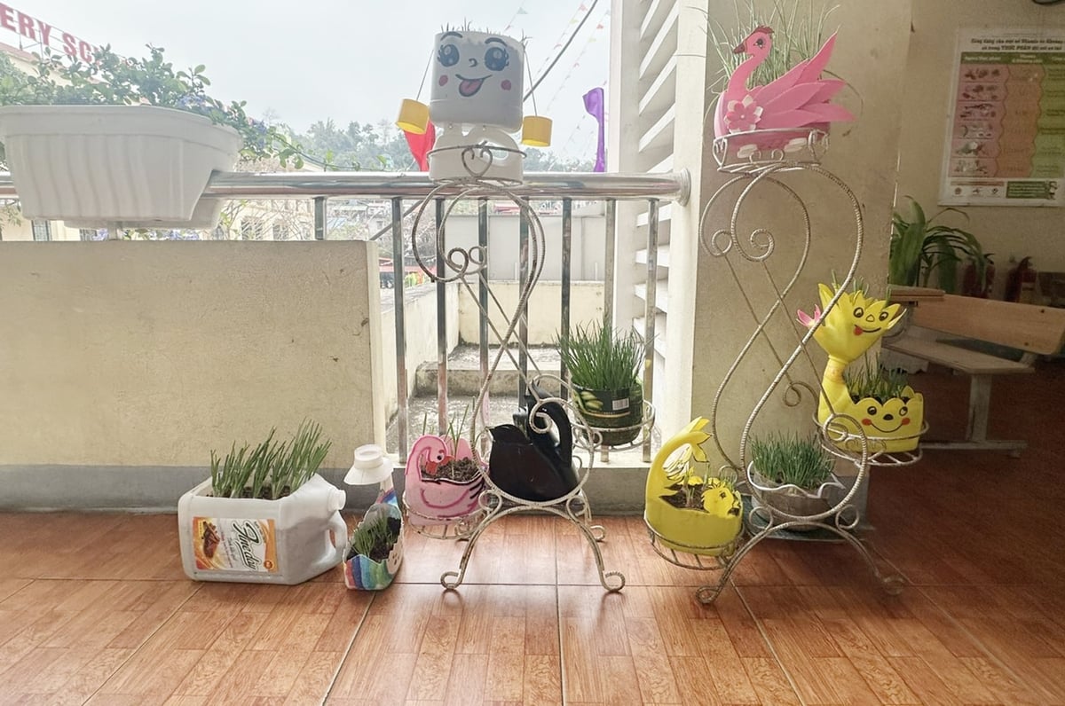 Góc sáng tạo biến rác thải nhựa thành vật dụng hữu ích của Trường Tiểu học Bắc Lệnh. Ảnh: Bích Hợp.