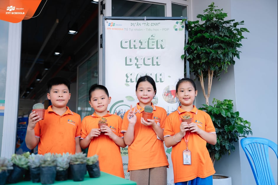 Dự án Tái sinh - Đổi rác lấy cây xanh. Ảnh: Hồng Nhung.