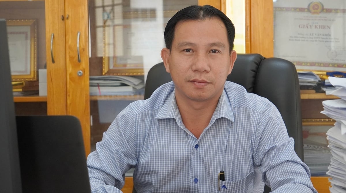 Thầy giáo Lê Văn Khôi, Phó Hiệu trưởng Trường THPT Nguyễn Văn Tăng, TP.HCM. Ảnh: Lê Bình.