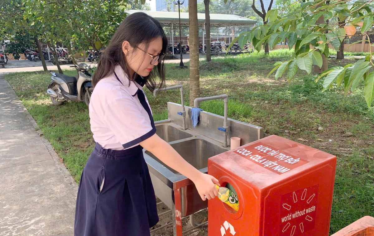 Học sinh Trường THPT Nguyễn Văn Tăng tham gia phân loại rác, chăm sóc cây xanh trong các chương trình 'Thứ bảy xanh', 'Chủ nhật xanh', từng bước hình thành thói quen sống xanh. Ảnh: Nhà trường cung cấp.
