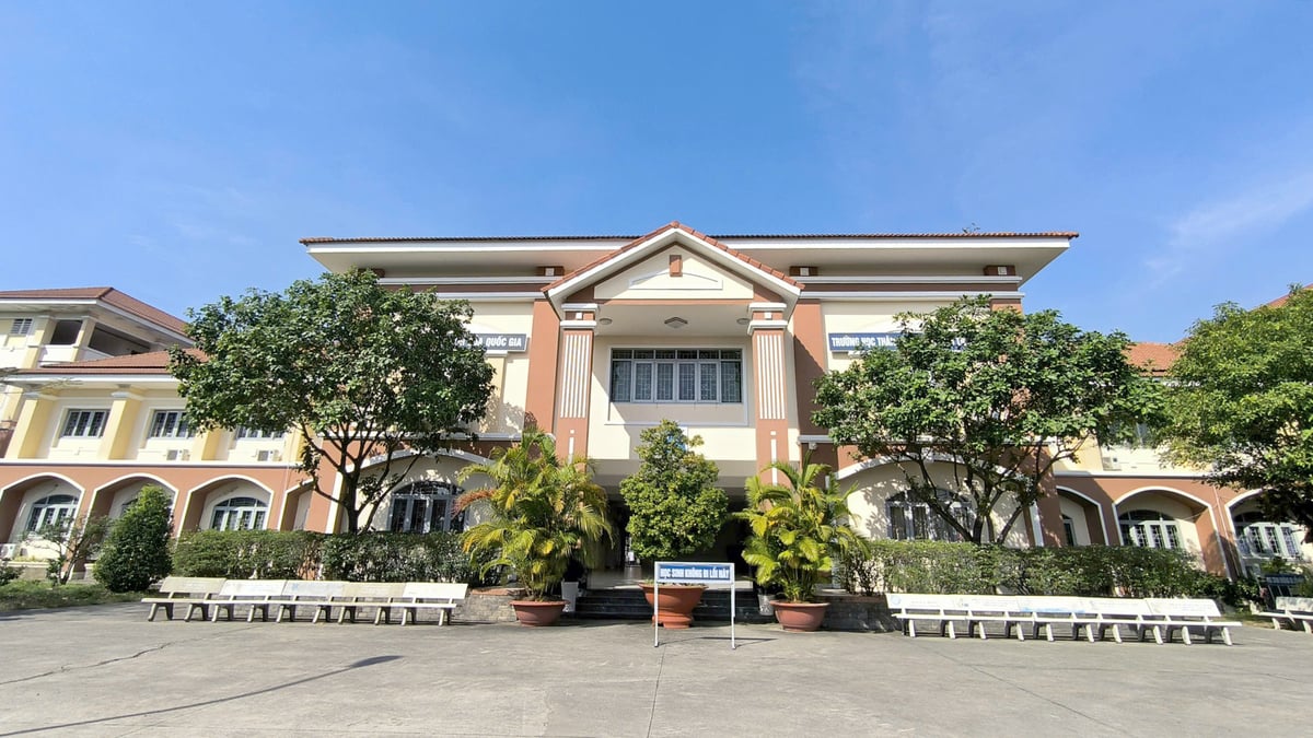 Khuôn viên hơn 27.000 m² với độ phủ xanh cao là lợi thế để Trường THPT Nguyễn Văn Tăng xây dựng môi trường học đường xanh, sạch, đẹp theo hướng bền vững. Ảnh: Lê Bình.