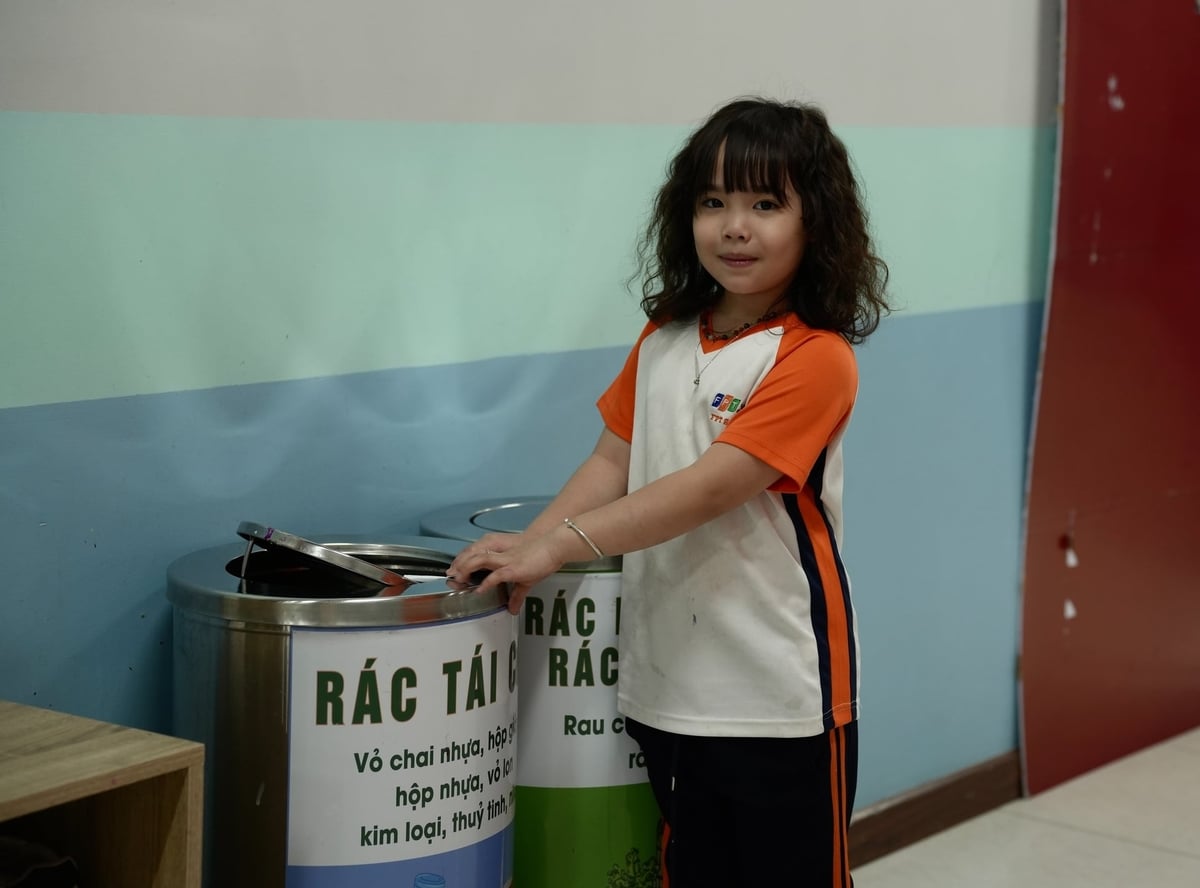 Học sinh FPT được rèn ý thức phân loại rác tại nguồn thông qua hệ thống thùng rác tại các khu vực công cộng. Ảnh: Phạm Minh.