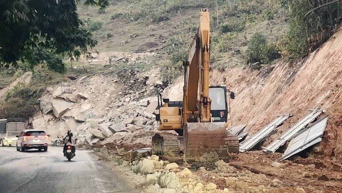 Thi công, nhưng không đảm bảo biện pháp thi công. Ảnh: Đức Hải. 