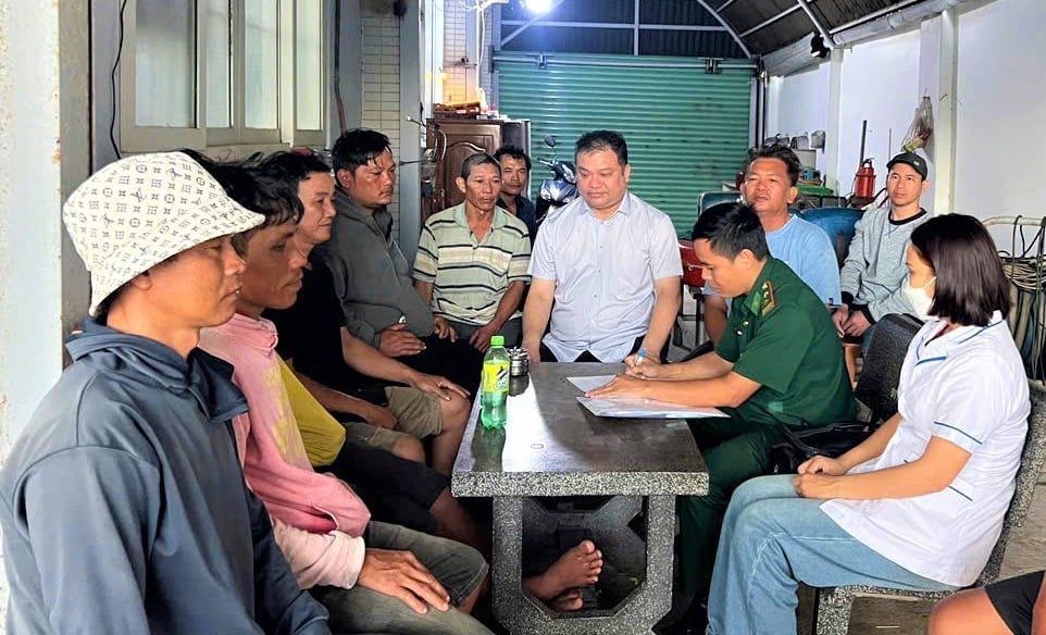 Đồn Biên phòng Bình Châu, Ban Chỉ huy Bộ đội Biên phòng TP.HCM tiến hành các thủ tục tiếp nhận 09 thuyền viên trên tàu cá NT 91241 TS bị nạn trên biển. Ảnh: Quang Anh.