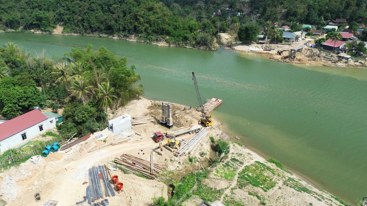 Những cây cầu bị lũ cuốn trôi đang được gấp rút xây dựng lại. Ảnh: Đình Tiệp.