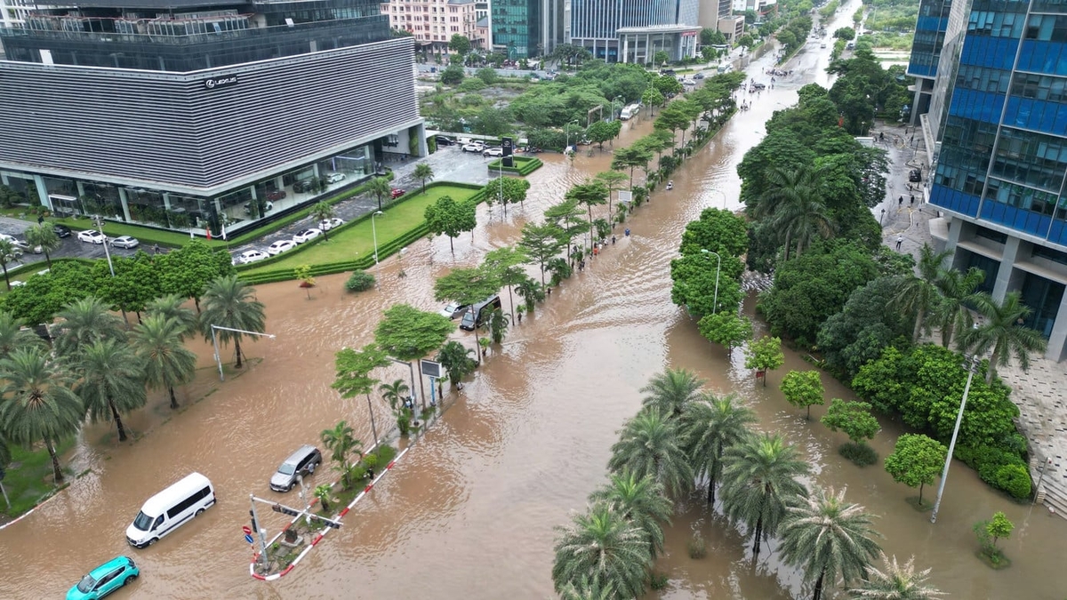 Khu vực giao cắt giữa đường Phạm Hùng và Dương Đình Nghệ biến thành sông mỗi khi Hà Nội mưa lớn kéo dài. Ảnh: TP.