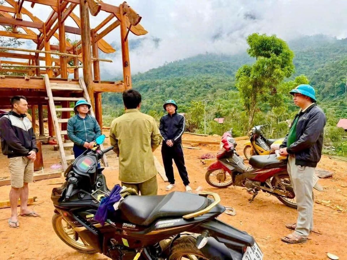 Lãnh đạo xã Nhôn Mai kiểm tra công tác xây dựng và sửa chữa nhà cho người dân sau thiên tai. Ảnh: Mạc Nguyên.