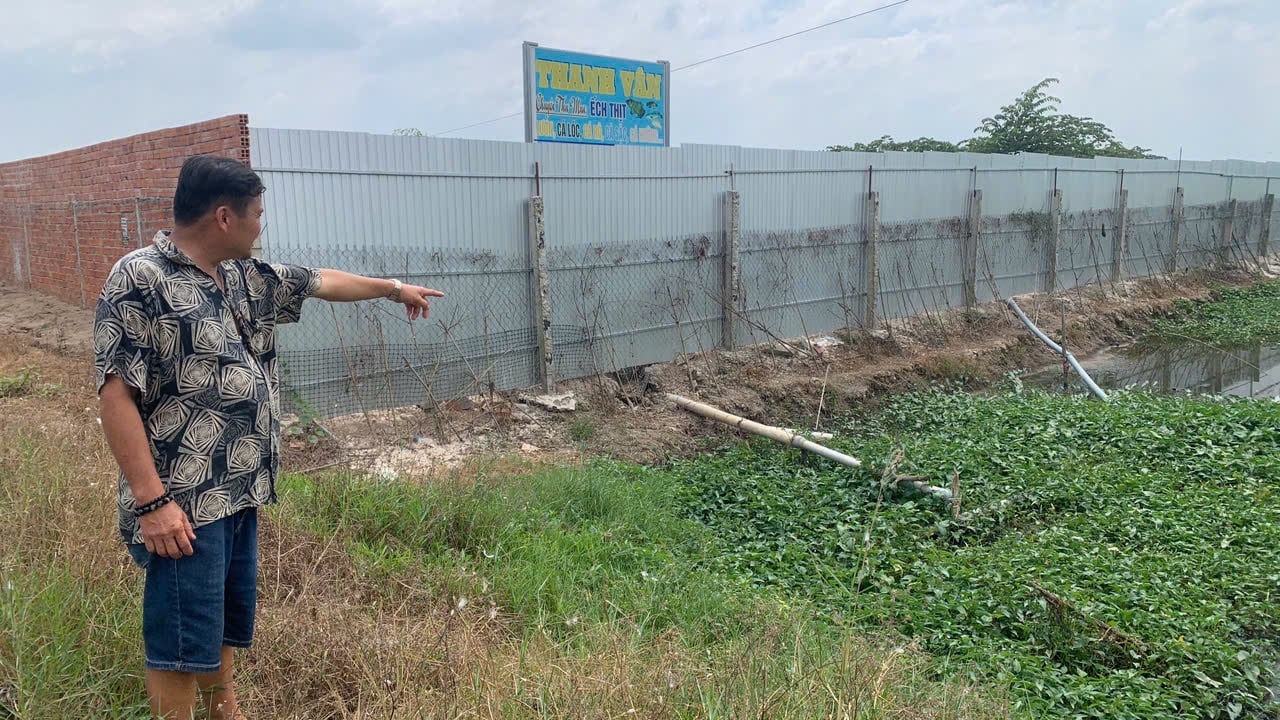 Trại nuôi vịt hơn hai năm nay, phát sinh mùi hôi nồng nặc, gây bức xúc cho người dân xung quanh. Ảnh: Hồ Thảo.