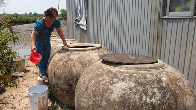 Trữ nước trong các chum, vại lớn tiềm ẩn nhiều nguy cơ về sức khỏe. Ảnh: Tân Á Đại Thành.