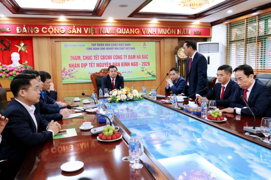 Ông Nguyễn Văn Dũng, Bí thư Đảng ủy, Tổng giám đốc Công ty Cổ phần Phân đạm và Hóa chất Hà Bắc cho biết: Năm 2025, Đạm Hà Bắc vượt khó, hoàn thành kế hoạch, 5 năm liên tiếp có lãi và mức thưởng Tết bình quân năm nay đạt 23 triệu đồng/người. Ảnh: Vinachem.