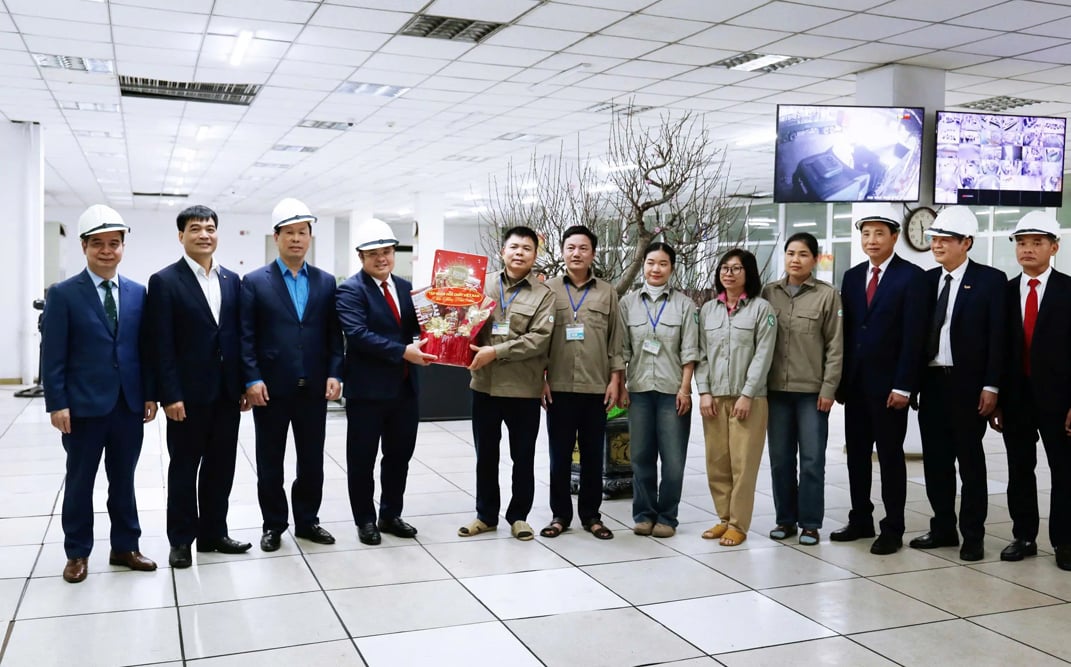 Ông Phùng Quang Hiệp, Chủ tịch HĐTV Tập đoàn Hóa chất Việt Nam và lãnh đạo Công đoàn Công nghiệp Hóa chất Việt Nam thăm hỏi, động viên, chúc Tết người lao động đang làm việc tại Công ty Cổ phần Phân đạm và Hoá chất Hà Bắc. Ảnh: Vinachem.