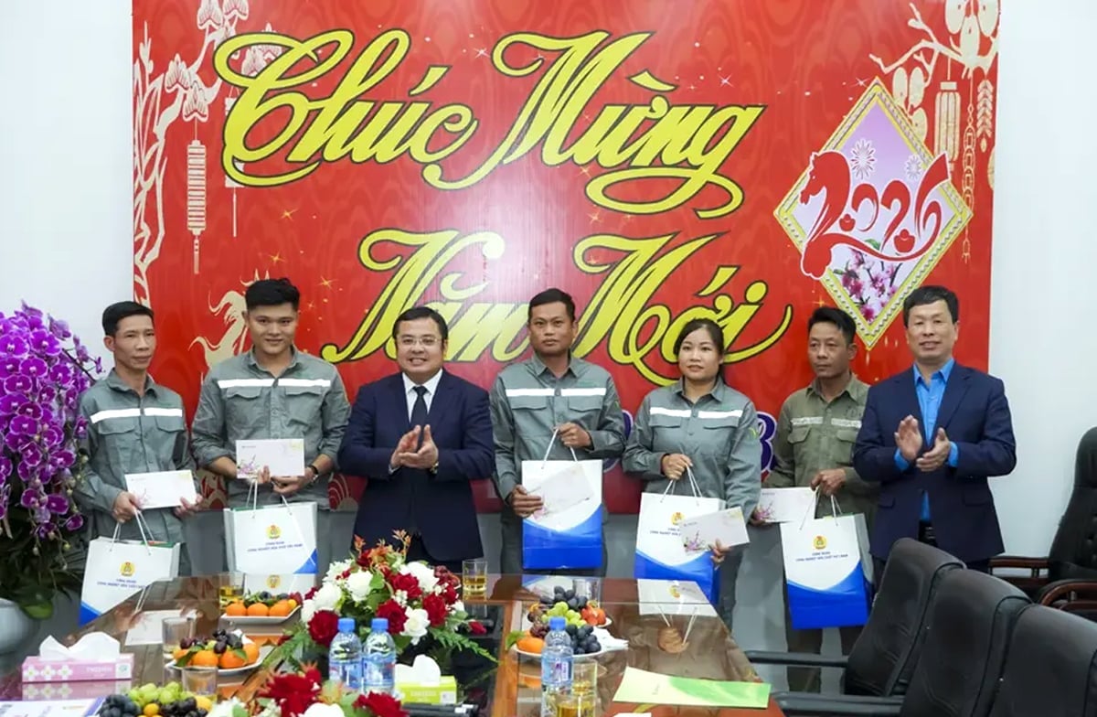 Ông Phùng Quang Hiệp, Chủ tịch HĐTV Tập đoàn Hóa chất Việt Nam và ông Nguyễn Huy Thông, Chủ tịch Công đoàn Công nghiệp Hóa chất Việt Nam tặng quà Tết động viên người lao động đang làm việc tại Công ty Cổ phần DAP - Vinachem nhân dịp Xuân Bính Ngọ 2026. Ảnh: Vinachem.