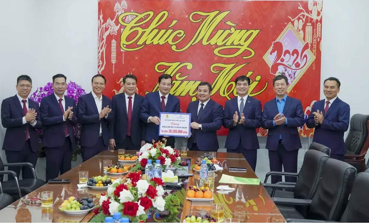 Ban lãnh đạo Công ty Cổ phần DAP - Vinachem cảm ơn và thay mặt người lao động đón nhận các phần quà và sự quan tâm của Lãnh đạo Tập đoàn Hoá chất Việt Nam và Công đoàn Công nghiệp Hóa chất Việt Nam. Ảnh: Vinachem.