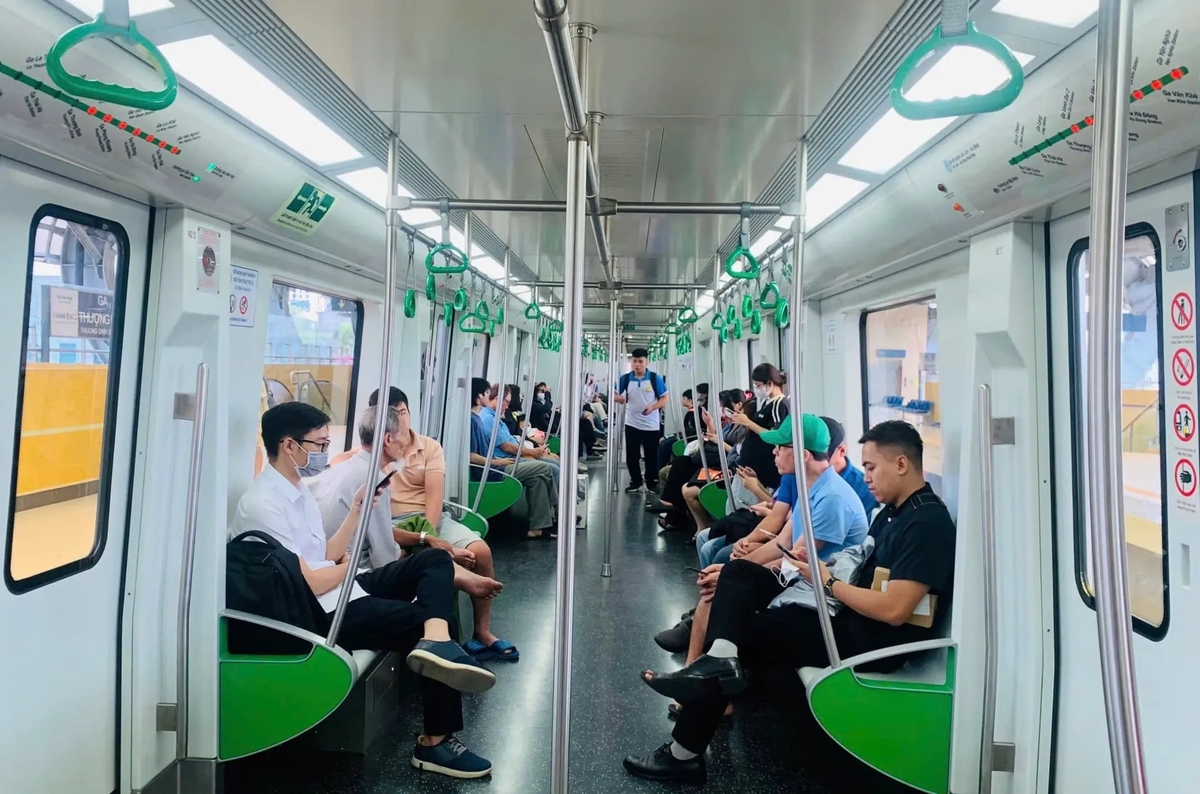 Ngoài xe buýt, người dân cũng được sử dụng miễn phí 2 tuyến đường sắt đô thị. Ảnh: Phạm Công.
