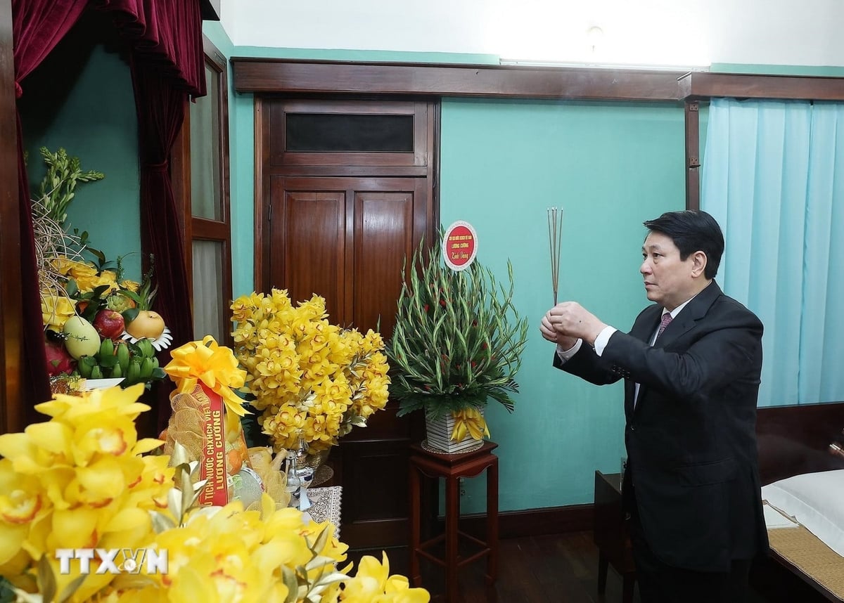 Chủ tịch nước Lương Cường dâng hương tưởng nhớ Chủ tịch Hồ Chí Minh tại Nhà 67, Khu Di tích Chủ tịch Hồ Chí Minh trong Phủ Chủ tịch. Ảnh: TTXVN.