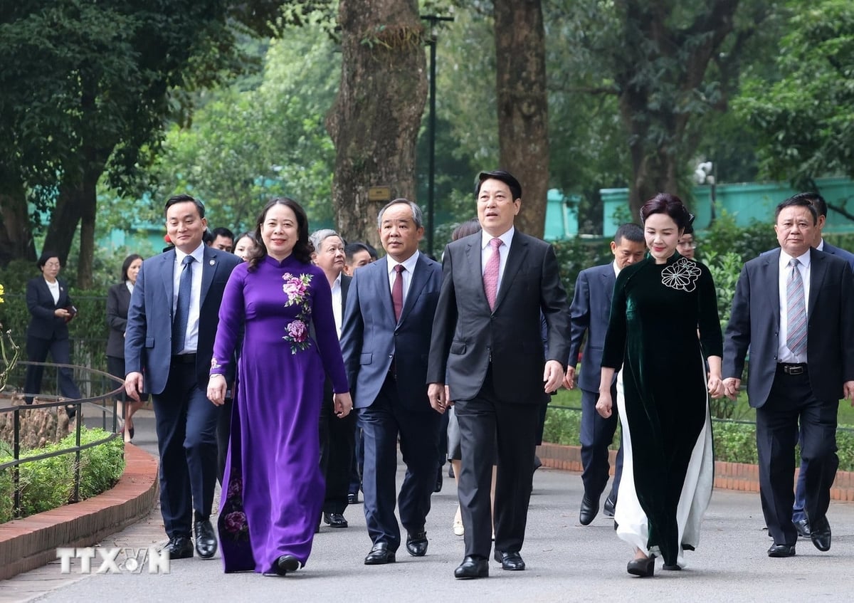 Chủ tịch nước Lương Cường và Phó Chủ tịch nước Võ Thị Ánh Xuân đến dâng hương tưởng nhớ Chủ tịch Hồ Chí Minh tại Nhà 67, Khu Di tích Chủ tịch Hồ Chí Minh trong Phủ Chủ tịch. Ảnh: TTXVN.