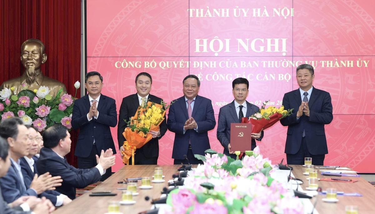 Lãnh đạo TP Hà Nội trao quyết định và tặng hoa chúc mừng cán bộ nhận nhiệm vụ mới. Ảnh: Viết Thành.