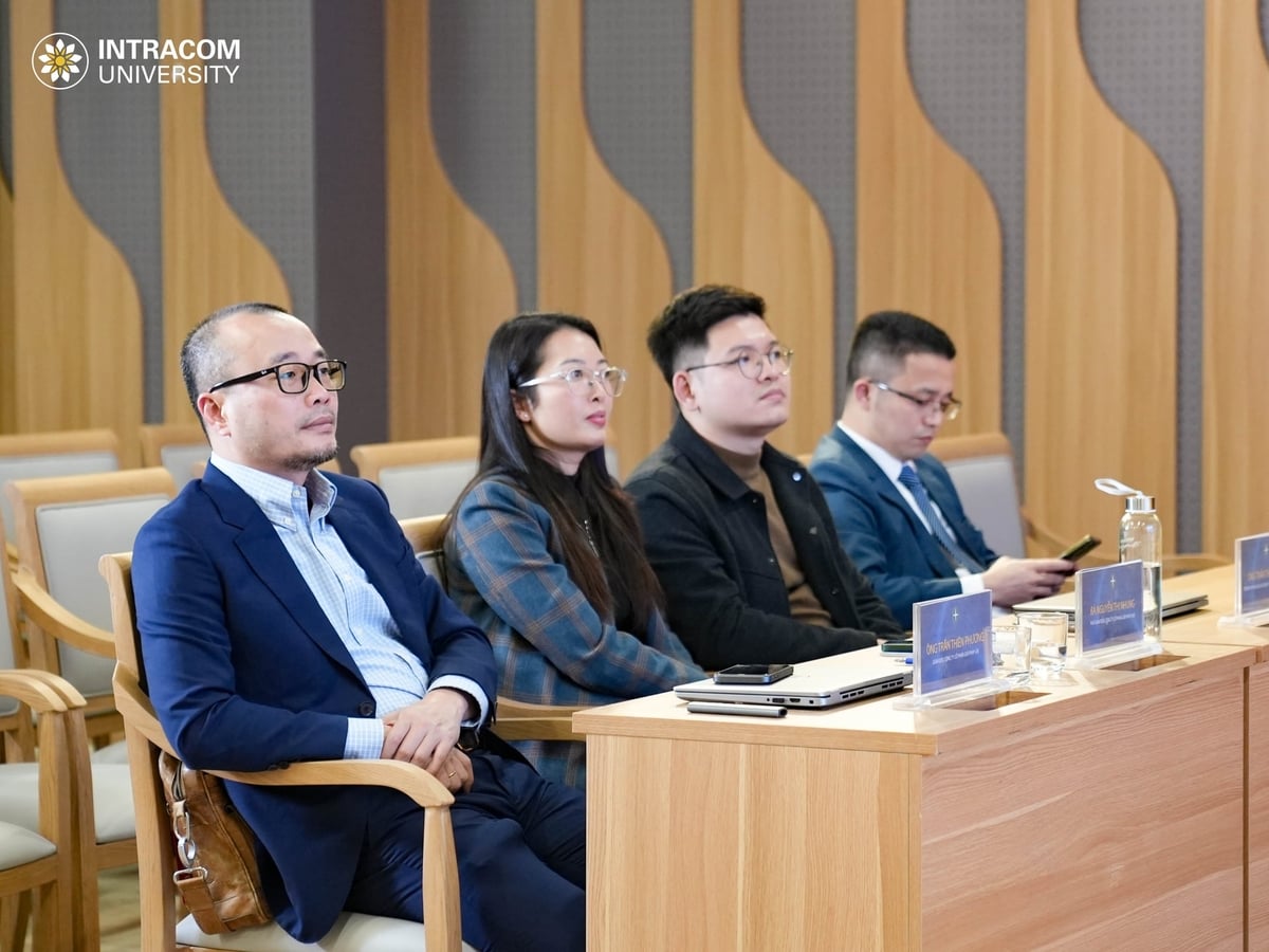 Ông Trần Thiên Phương và thành viên đại diện LAE tại buổi ký kết. Ảnh: Intracom.