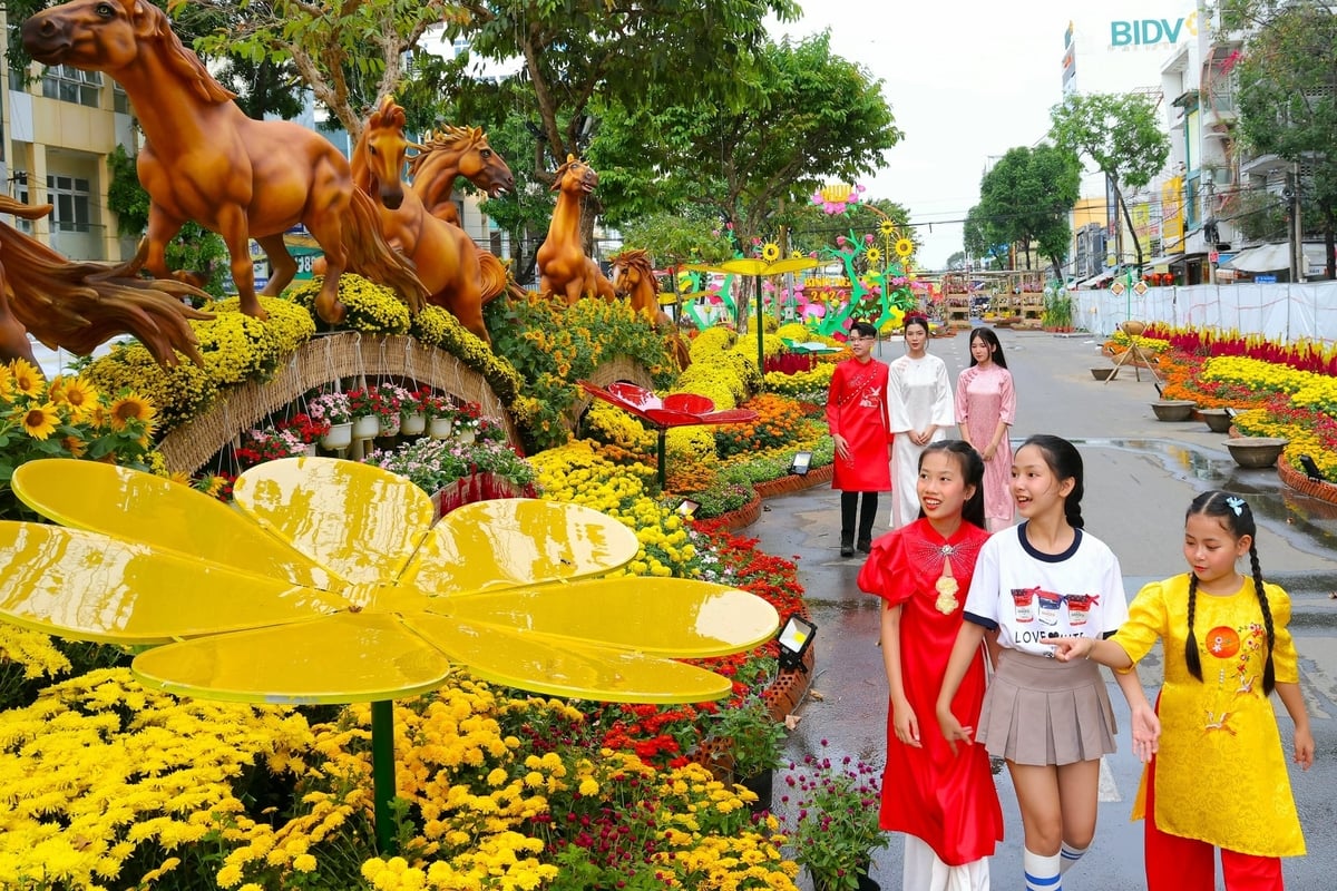 Đường hoa xuân Cần Thơ được đưa vào phục vụ người dân và du khách từ nay cho đến hết ngày 21/2 (nhằm ngày mùng 5 Tết). Ảnh: Kim Anh.