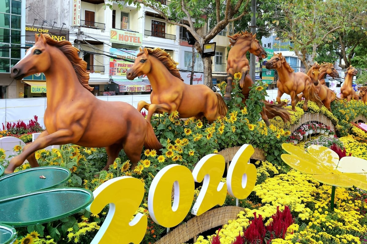 Điểm nhấn đường hoa xuân Cần Thơ năm 2026 là trên 30 mô hình tiểu cảnh, được trang hoàng từ hơn 50.000 chậu hoa các loại. Ảnh: Kim Anh.