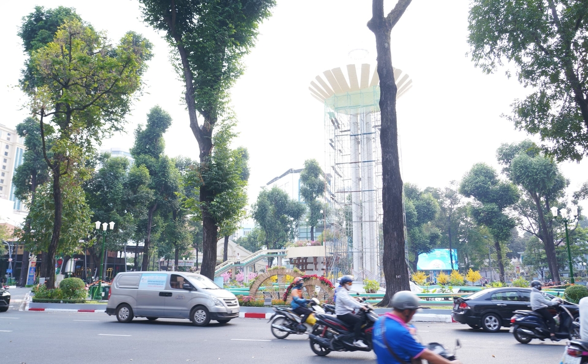 Hồ Con Rùa, nay thuộc phường Xuân Hòa trở lại nhịp sinh hoạt quen thuộc, nhưng với một diện mạo tươi mới hơn giữa trung tâm TP.HCM. Ảnh: Trần Phi.
