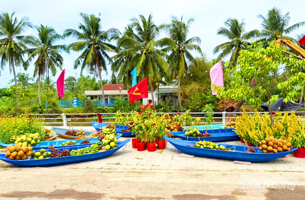 Người dân tham quan, chụp ảnh tại khu tiểu cảnh tái hiện làng quê ngày Tết do UBND xã Thạnh Hòa tổ chức, tạo điểm nhấn văn hóa trong dịp đầu năm mới. Ảnh: Lê Hoàng Vũ.