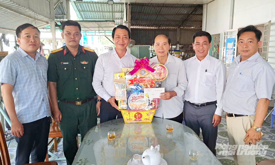 Lãnh đạo xã Thạnh Hòa thăm hỏi, trao quà Tết cho gia đình chính sách trên địa bàn, thể hiện sự quan tâm chăm lo an sinh xã hội dịp Xuân Bính Ngọ 2026. Ảnh: Lê Hoàng Vũ.