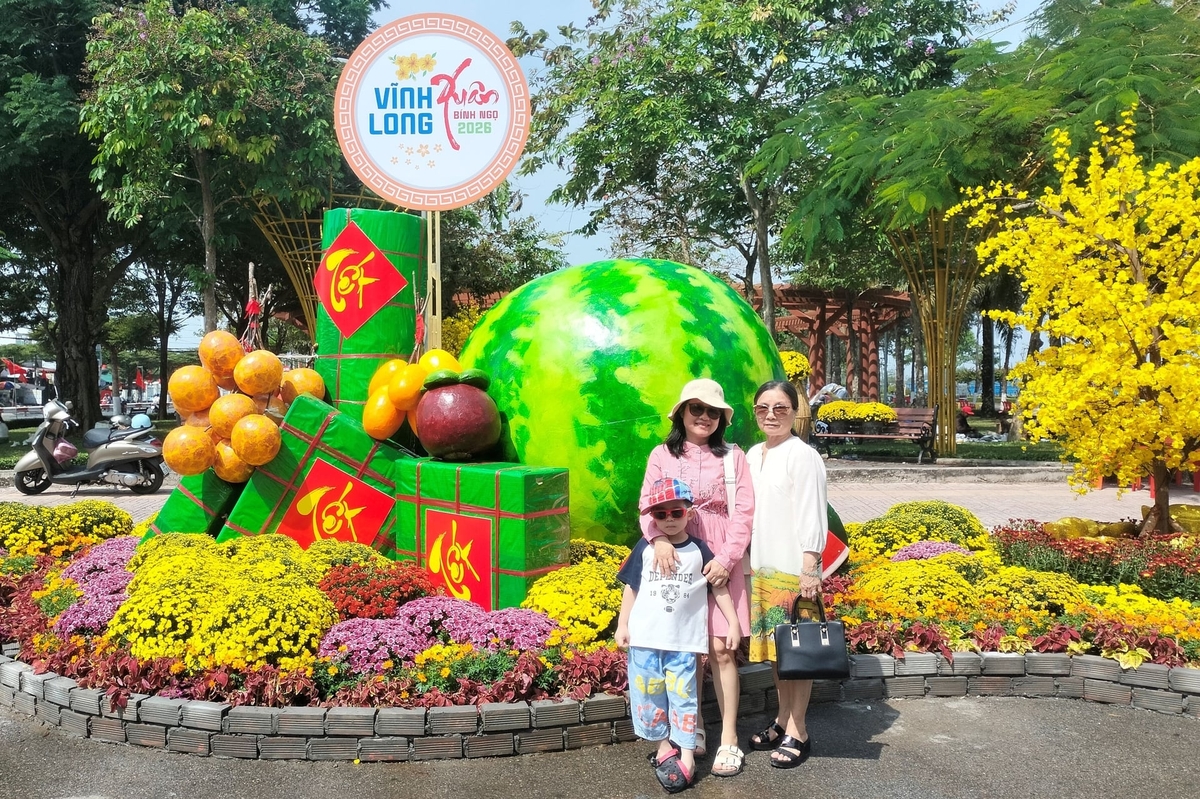 Tiểu cảnh Vườn Xuân tại đường hoa xuân Vĩnh Long 2026 (Công viên phường Long Châu, đường Phạm Hùng). Ảnh: Minh Đảm.