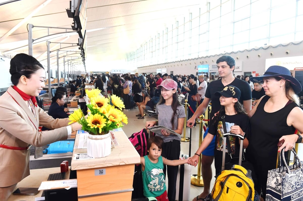 Cảng Hàng không Quốc tế Phú Quốc bước vào giai đoạn cao điểm phục vụ du khách dịp Tết Nguyên đán Bính Ngọ 2026, cao điểm có thể đạt 80-84 chuyến/ngày. Ảnh: Trung Chánh.