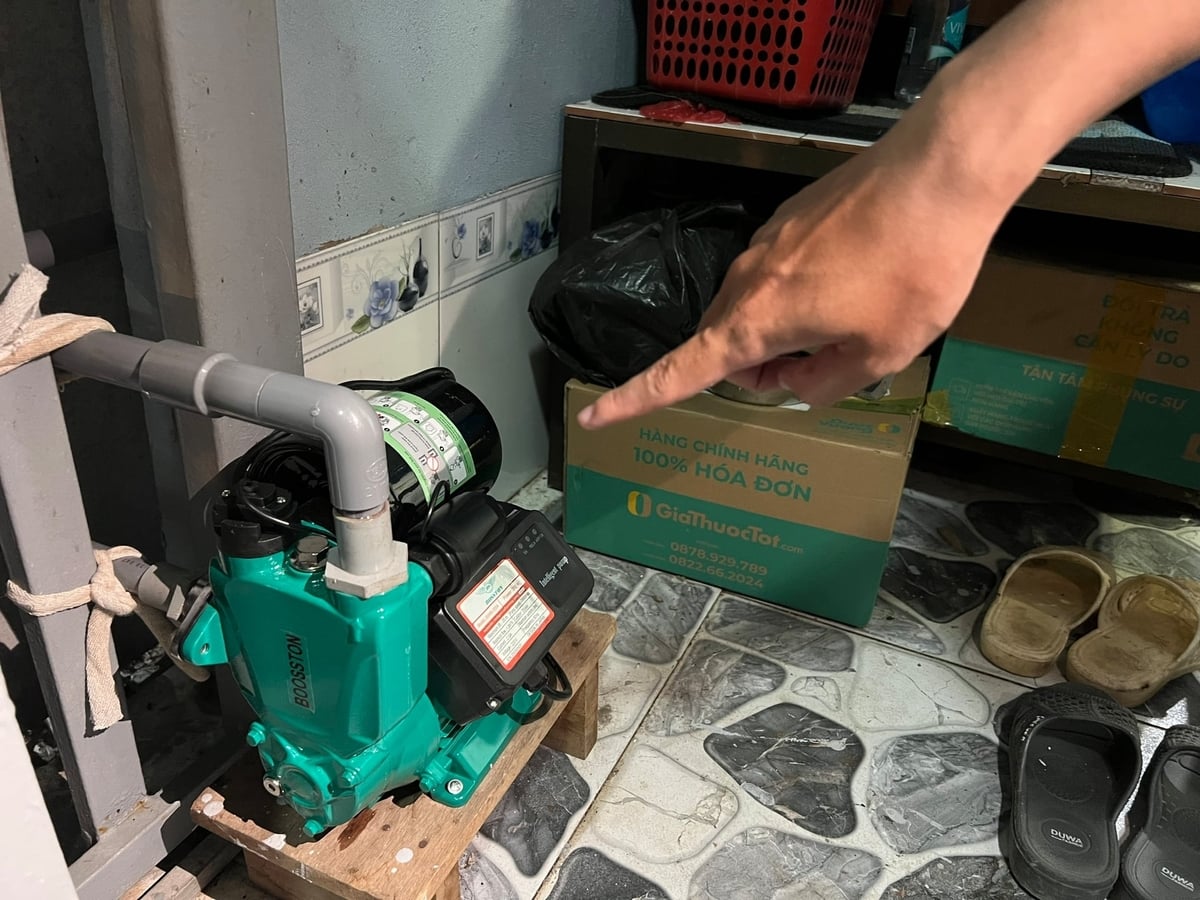 Nhiều hộ mua máy bơm nước tăng áp để sử dụng. Ảnh: Trọng Linh.
