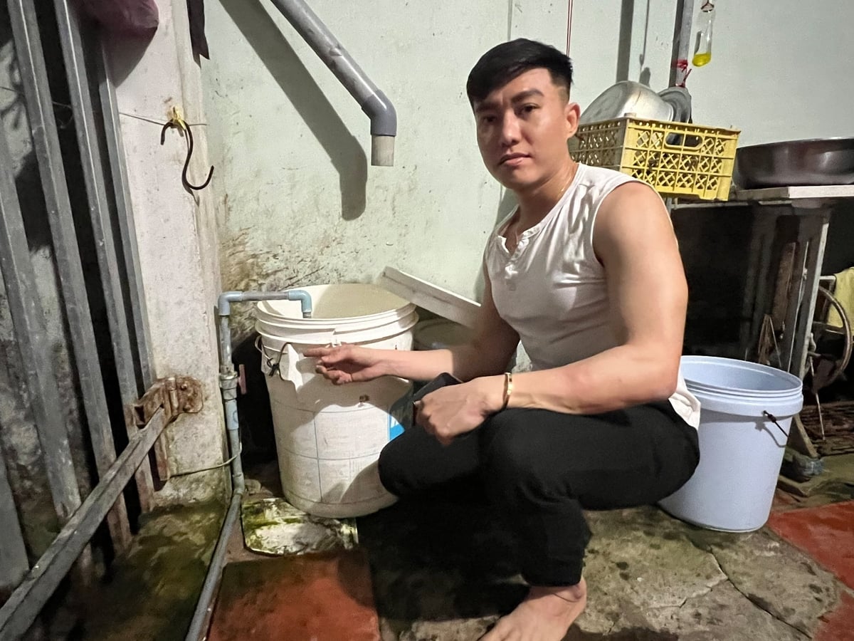Anh Huỳnh Hoàng Sơn, ngụ ấp Trung Hưng, xã Châu Thới bức xúc khi không có nước sử dụng trong nhiều ngày qua. Ảnh: Trọng Linh.