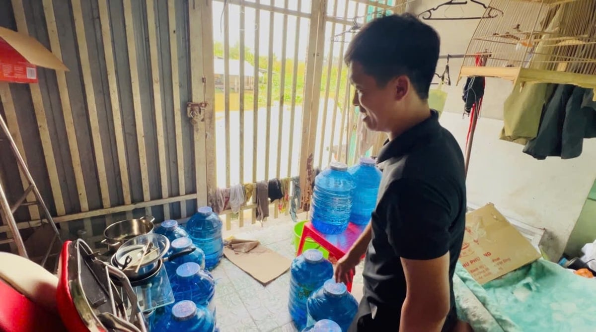 Anh Trần Văn Thanh mua nước bình (nước uống) với giá cao để sử dụng cho sinh hoạt. Ảnh: Trọng Linh.