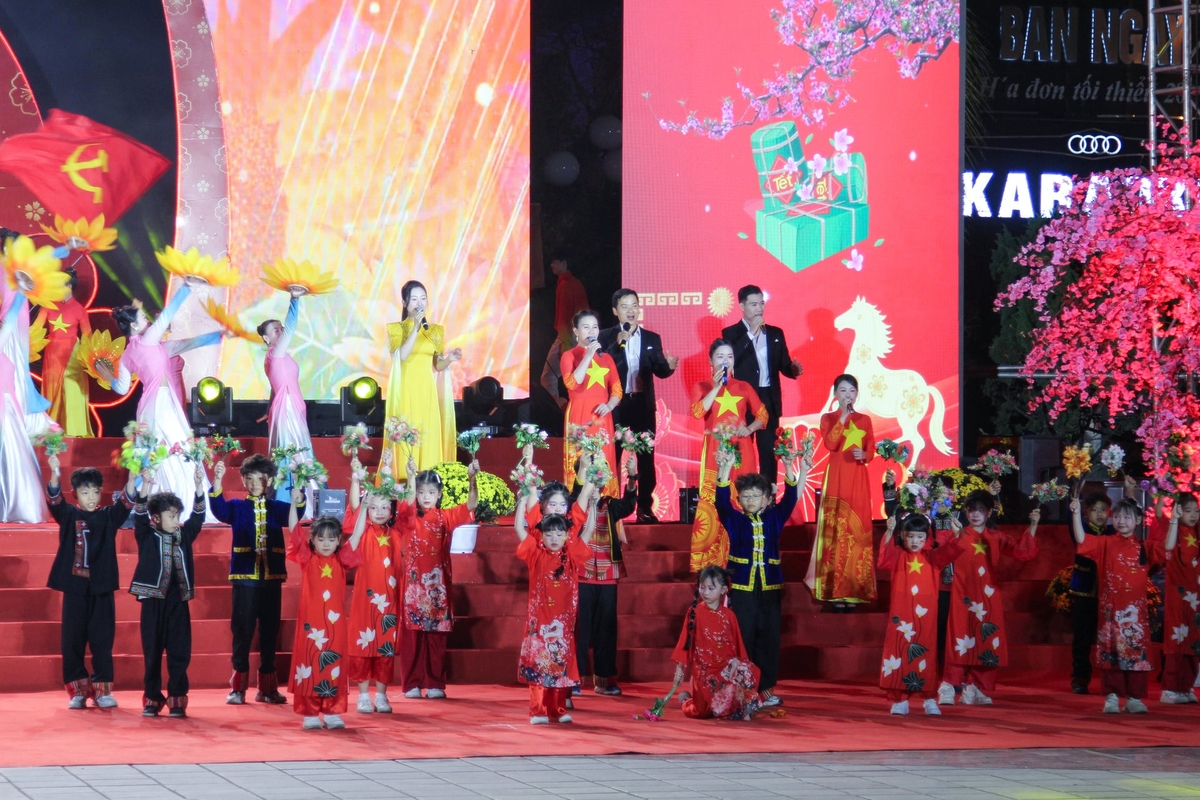 Các ca sĩ, nghệ sĩ và thiếu nhi biểu diễn trong phần 'Cung chúc tân xuân', mang đến không khí vui tươi, sôi động. Ảnh: Hoàng Châu.